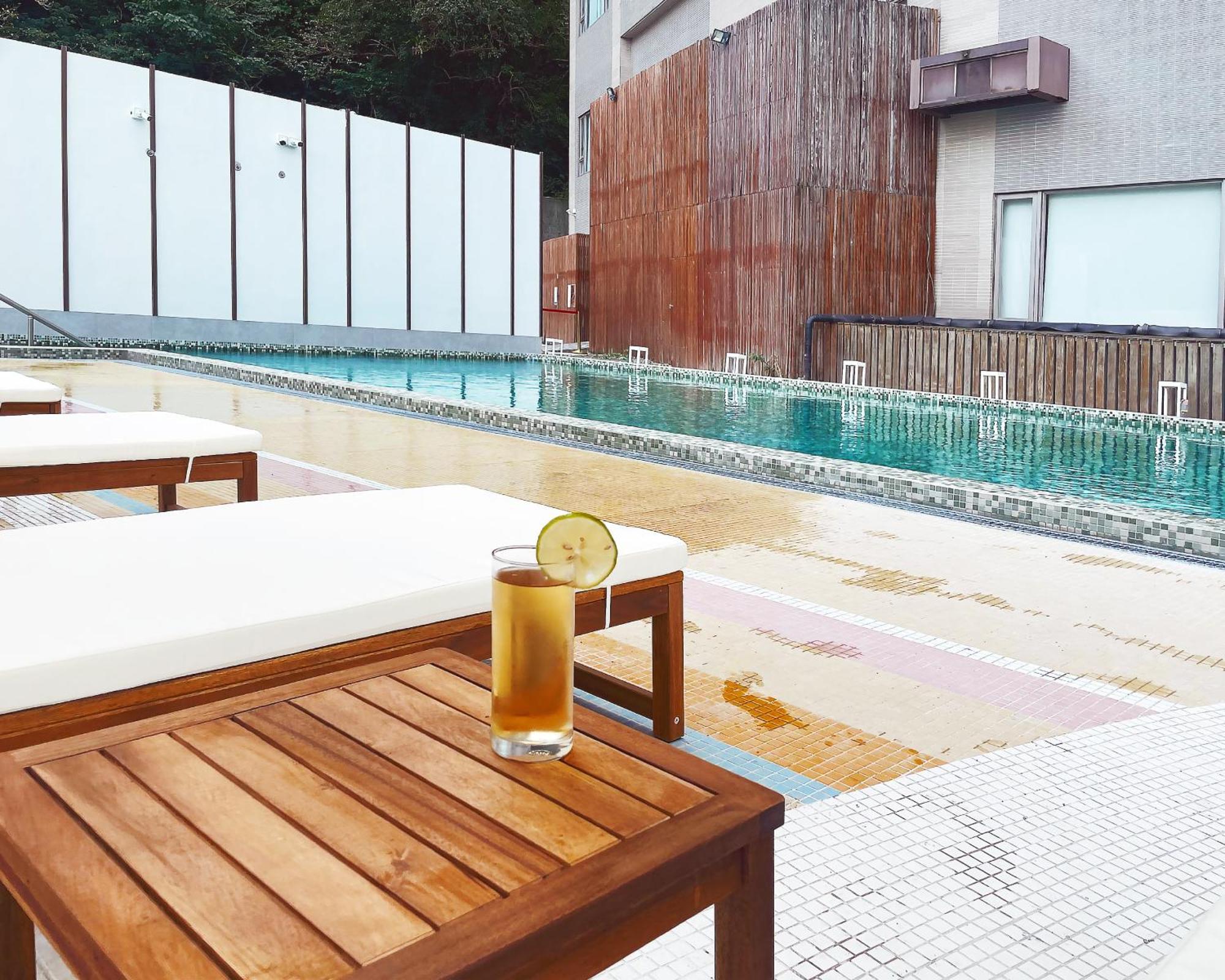 Chihpen Century Hotel Wenquan Exterior photo A poolside table