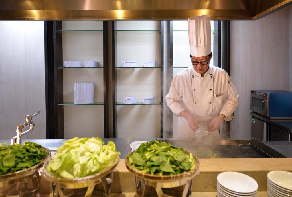 Chihpen Century Hotel Wenquan Exterior photo A chef in a hotel kitchen