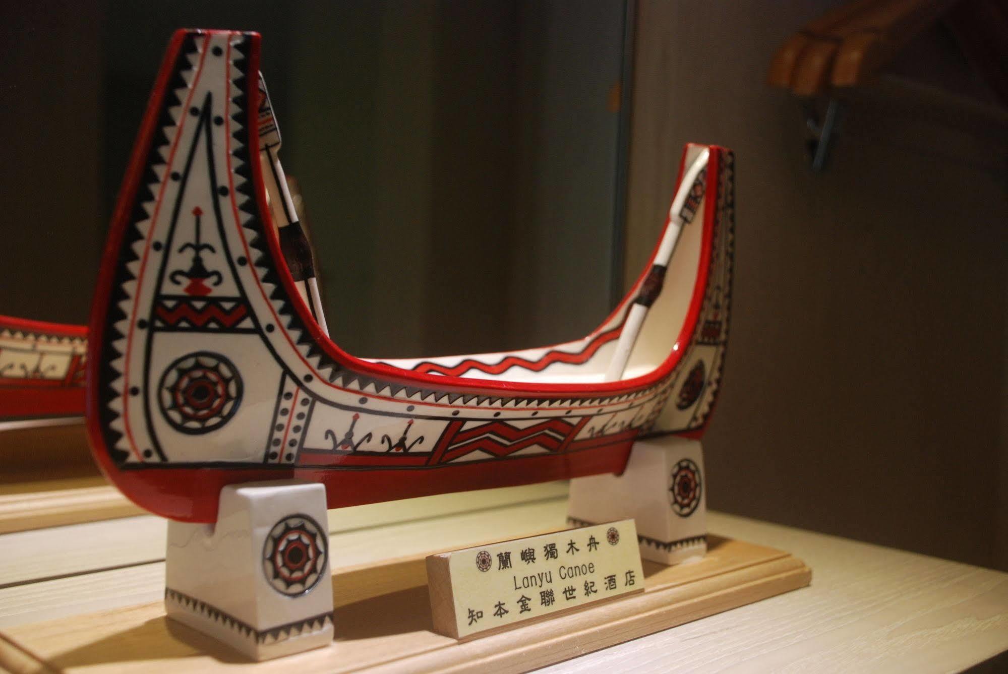 Chihpen Century Hotel Wenquan Exterior photo A model of a logboat