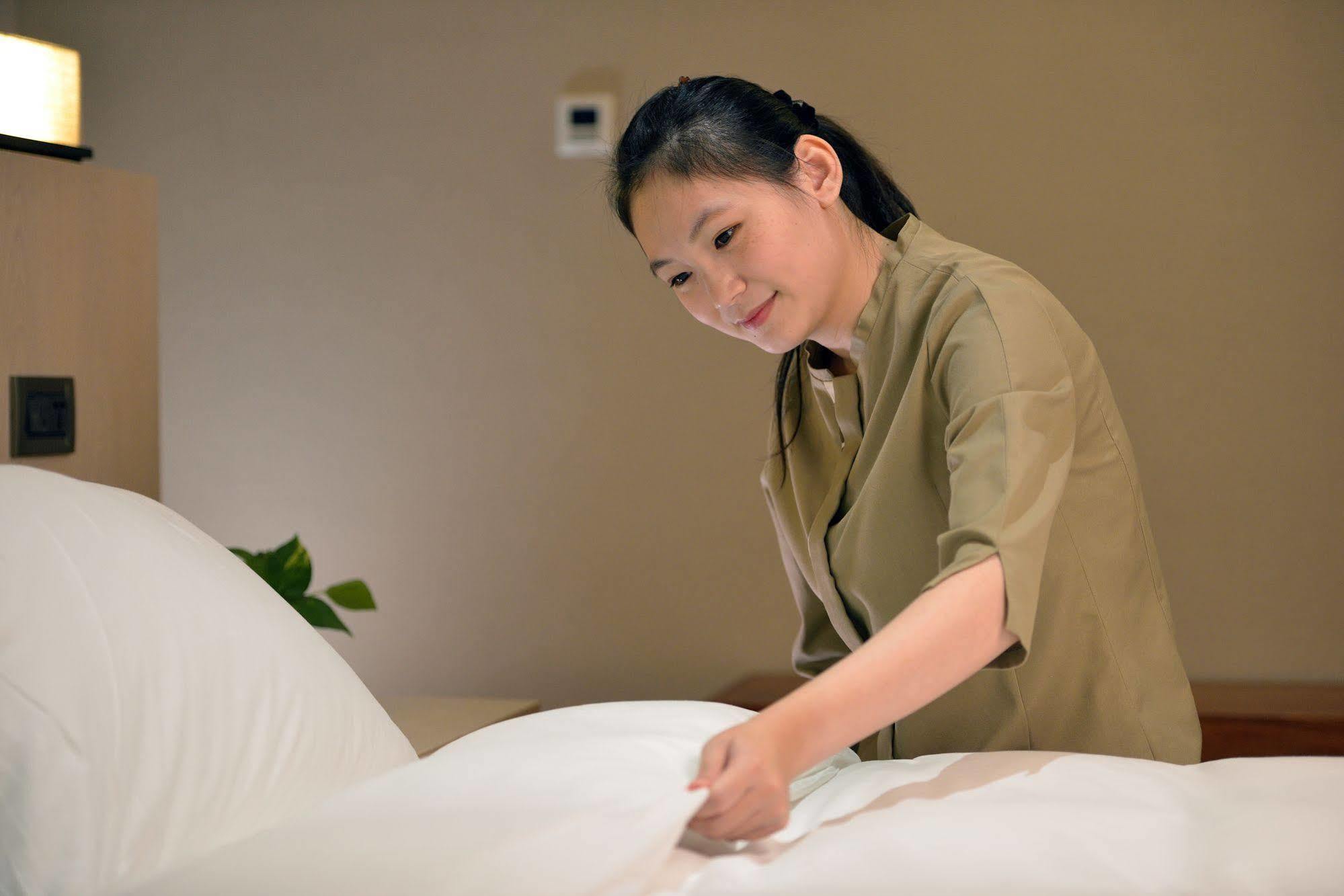 Chihpen Century Hotel Wenquan Exterior photo A chambermaid making a bed